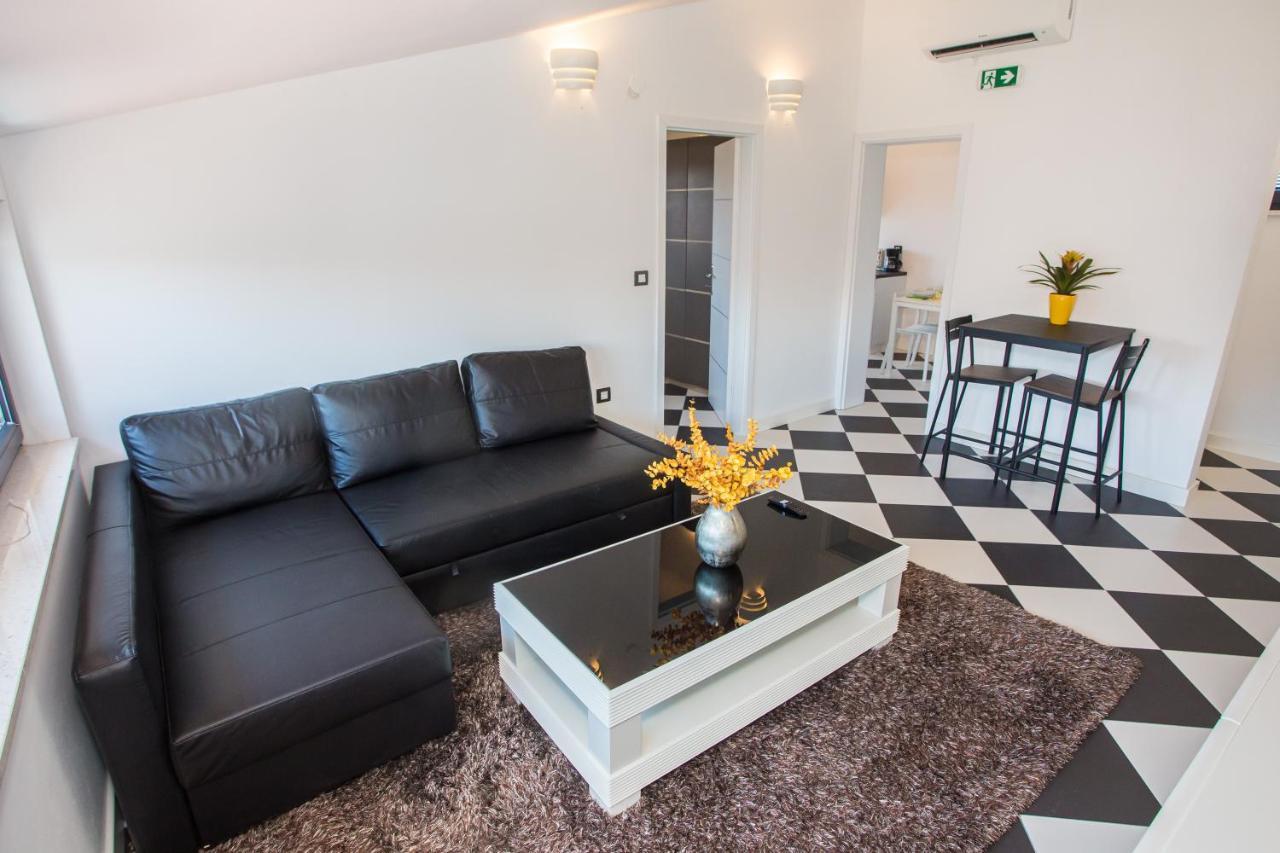 Apartma Black & White