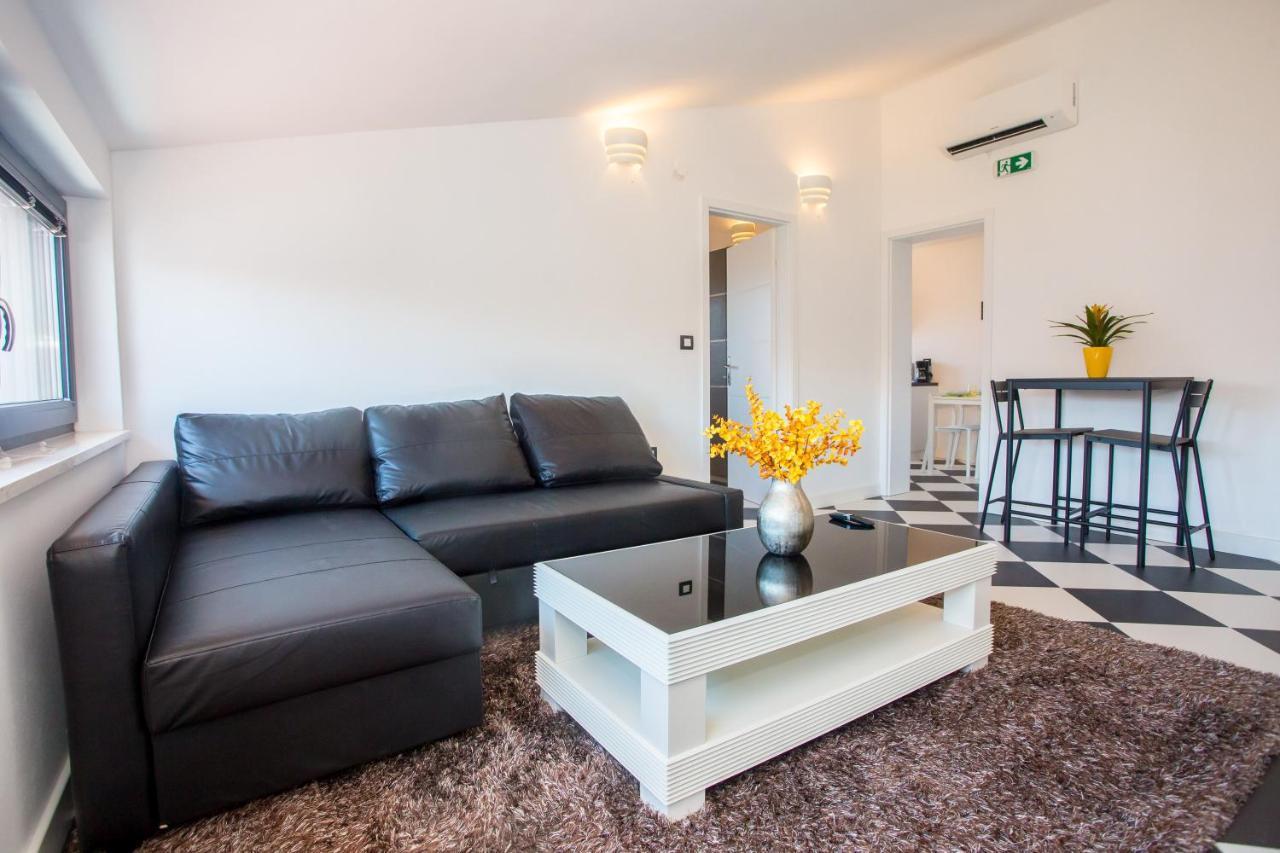 Apartma Black & White