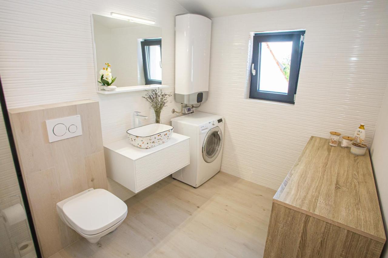 Black & White Apartma