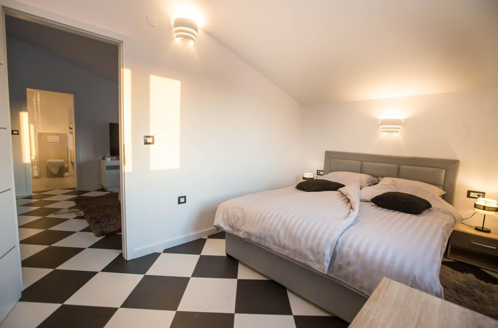 Black & White Apartma
