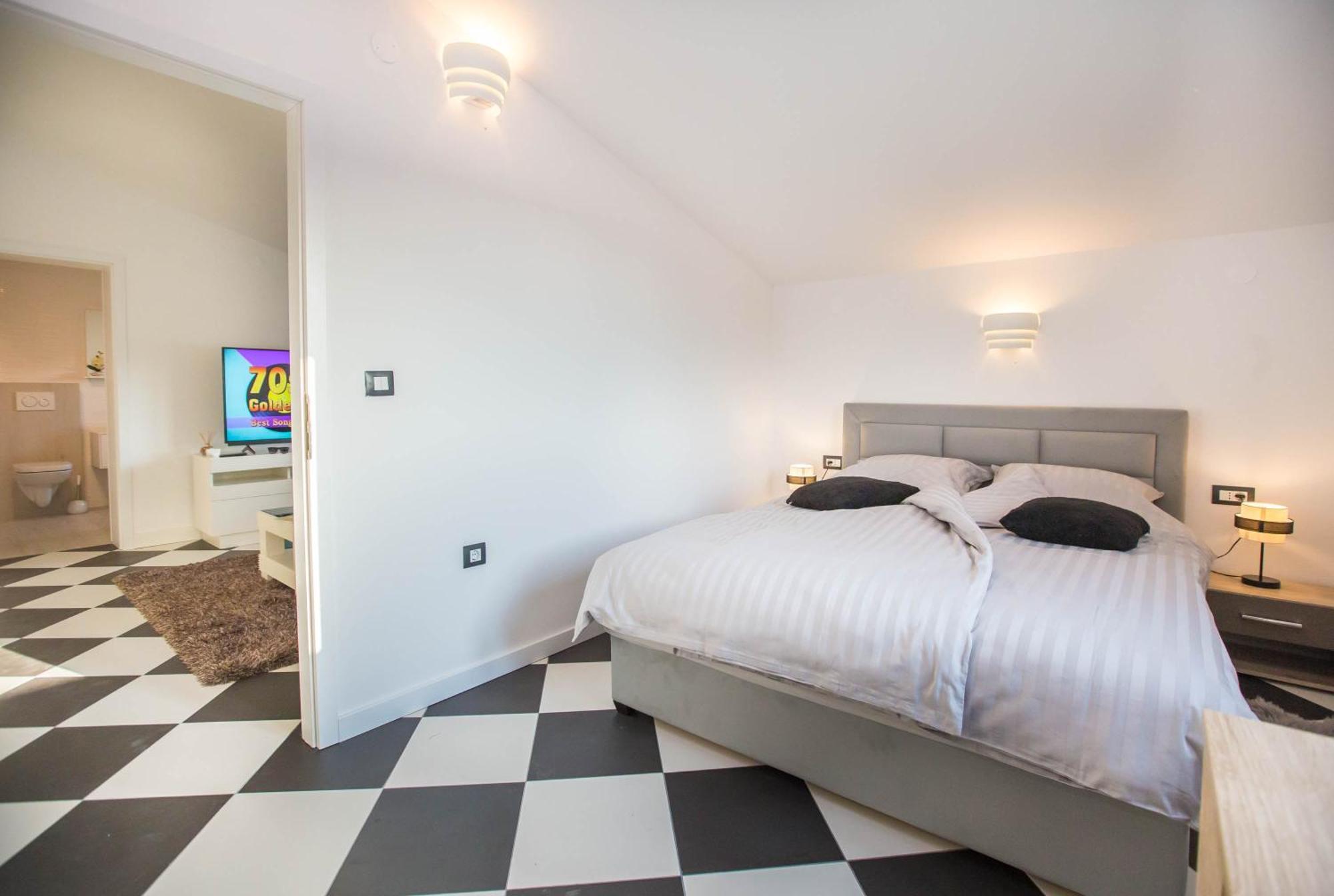 Black & White Apartment *